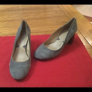 Adrienne Vittadini Gray Suede Pumps EUC